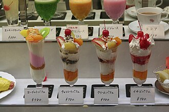 Yogurt parfait, lowfat, with fruit and granola
