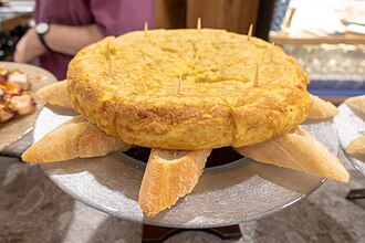 Egg omelet or scrambled egg, with potatoes and/or onions, no added fat